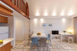 a kitchen and dining room with a table and chairs at La Noi Houses in Éxo Goniá