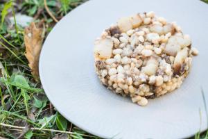 Un plato blanco con algo de comida encima. en Fonda Barris, en Joanetes