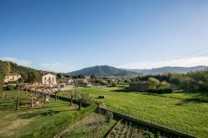una vista de una granja con montañas en el fondo en Fonda Barris, en Joanetes