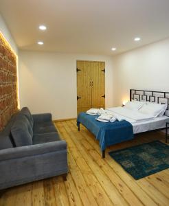una sala de estar con una cama y un sofá en Tiflis Hut, en Tiflis