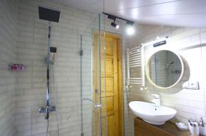Un baño con lavabo y ducha con espejo. en Tiflis Hut, en Tiflis 42 fotos más
