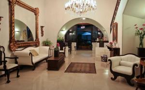 a large room with chairs and a mirror in a room at Casa Madonna La Providence in Guadalajara