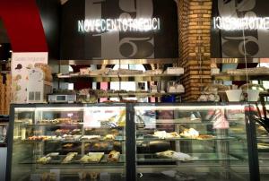 uma padaria com uma vitrine cheia de produtos de pastelaria em Saint Peter Inn em Roma