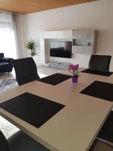 Cette chambre dispose d'une table avec des tapis noirs. dans l'établissement Ferienwohnung Tinas Beauty, à Neckarsteinach