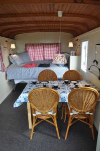 Zona d'estar a Your Cozy Waggon at the Cows' Paradise
