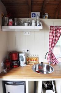 Una cocina o kitchenette en Your Cozy Waggon at the Cows' Paradise