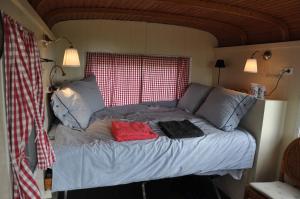 Кровать или кровати в номере Your Cozy Waggon at the Cows' Paradise