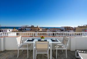 ミハス・コスタにあるPool Penthouse in La Cala de Mijas Ref 19の景色を望むバルコニー(テーブル、椅子付)