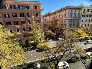 vista su una strada cittadina con edifici e automobili di Saint Peter Inn a Roma