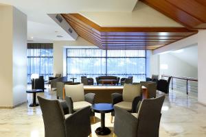 A seating area at Exe Isla Cartuja