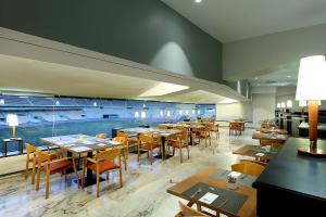 A restaurant or other place to eat at Exe Isla Cartuja
