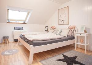 a bedroom with a large bed in a room at Wohlfühloase am Bikepark und Skigebiet, 2 Schlafzimmer, abschließbarer Fahrradkeller in Winterberg