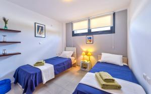 ein Zimmer mit zwei Betten und einem Fenster in der Unterkunft Villa Lefki in Vamos + 17 Fotos