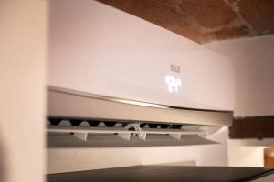 una estufa de plata en una habitación en Villa Vinory - Tenuta il Sogno, en San Marzano Oliveto