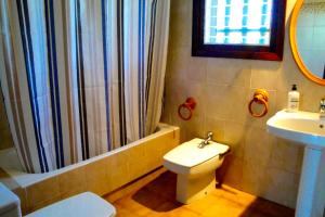 Koupelna v ubytování MEDDAYS VILLA REDOS + 45 fotografií