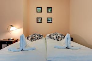 Ein Bett oder Betten in einem Zimmer der Unterkunft Chmielna Park Apartments Old Town