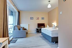 Ein Bett oder Betten in einem Zimmer der Unterkunft Chmielna Park Apartments Old Town