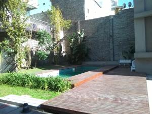 - une piscine au milieu d'un bâtiment dans l'établissement SOLAR DEL ABASTO, à Buenos Aires