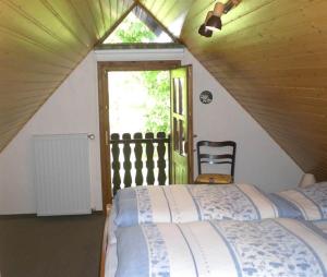 Tempat tidur dalam kamar di Tödter