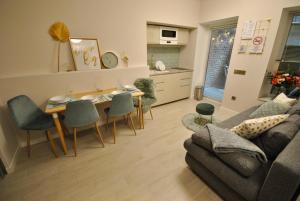 ブダペストにあるKrane Apartments Sasのリビングルーム(ソファ、テーブル、椅子付)