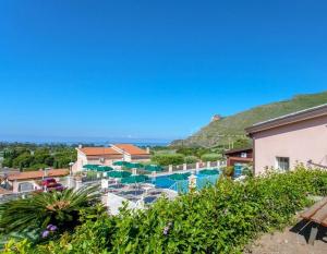 vista su un resort con piscina di Hotel Ristorante Borgo La Tana a Maratea