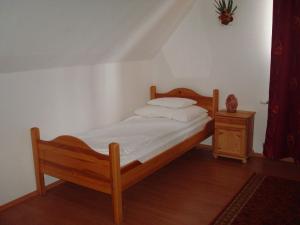 A bed or beds in a room at Major Hotel És Palóc Apartmanház