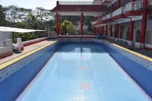 Hotel Shagun Residency في ماثورا: مسبح فارغ في مبنى