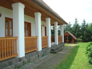 Gallery image of Major Hotel &Eacute;s Pal&oacute;c Apartmanh&aacute;z in Sz&eacute;cs&eacute;ny