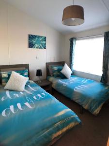 En eller flere senge i et værelse på Camber coast holidays