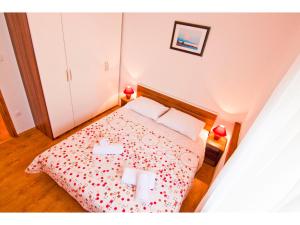 Un pat sau paturi într-o cameră la Apartments Cambi