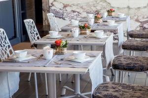 A restaurant or other place to eat at Monti Palace Hotel