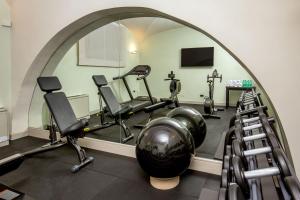 The fitness centre and/or fitness facilities at Monti Palace Hotel