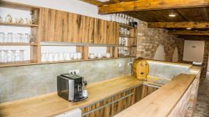 eine Küche mit einer Theke und einer Kaffeemaschine in der Unterkunft Penzion U Ďáblova kopyta in Rakvice