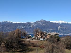 サン・ゼーノ・ディ・モンターニャにあるAgriturismo La Partの山を背景にした丘の上の住宅 +25枚の写真