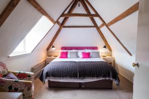 Ein Bett oder Betten in einem Zimmer der Unterkunft Crown Hotel