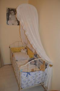 - un lit bébé à baldaquin dans l'établissement Les remparts d'Angoulême, à Angoulême