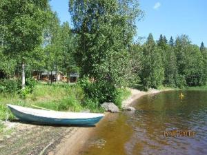 una barca seduta sul lato di un fiume di Holiday Home Kivitasku by Interhome a Kallionkieli
