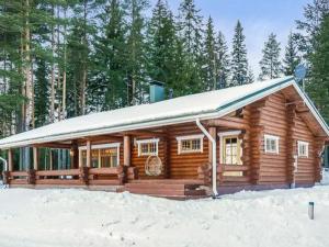 Cabaña de madera con techo nevado en Holiday Home Kivitasku by Interhome, en Kallionkieli