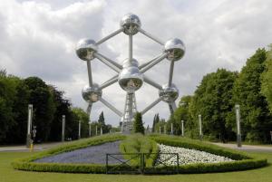 een largeolith in een park met bloemen en bomen bij Hôtel onyx expo in Brussel