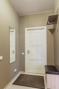 ヴォログダにあるGuest house Sosediのバスルーム(白いドア、鏡付)
