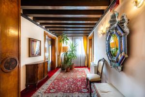 a hallway with a living room with a red rug at Hotel Scandinavia - Relais in Venice