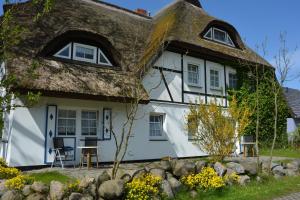 een rieten huisje met een rieten dak bij Reethäuser auf Rügen in Middelhagen