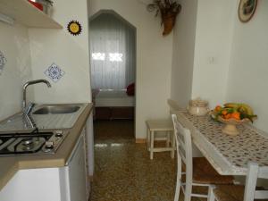 Η κουζίνα ή μικρή κουζίνα στο Casa a Corte nel centro storico +14 φωτογραφίες