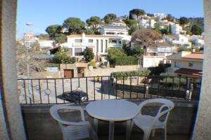 uma mesa e cadeiras numa varanda com vista para a cidade em Agi Pere Lluis em Roses