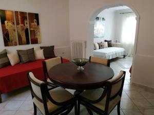 un soggiorno con tavolo, sedie e divano di Apartment Gio III a Città di Zante