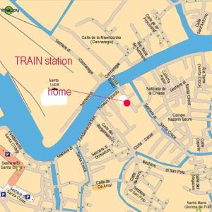 a map of the train station and home at casettaveneziana02704 in Venice
