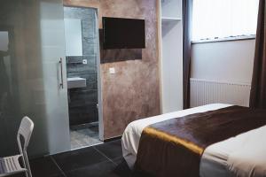 TV a/nebo společenská místnost v ubytování Hôtel onyx expo