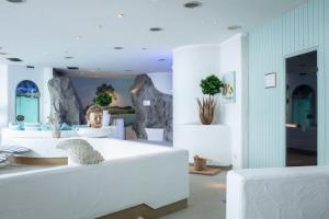 حديقة أدولفين في روتاش ايجرن: غرفة معيشة مع أريكة بيضاء وطاولة