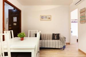 a dining room with a table and a chair at Barnapartments Monumental in Barcelona