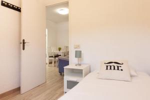 バルセロナにあるBarnapartments Monumentalのベッドルーム(白いベッド、枕付)